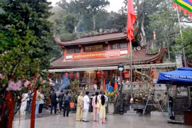 Đông đảo phật tử và du khách thập phương hành hương về Đền Mẫu Tây Thiên. (Ảnh: Hoàng Hùng/TTXVN)