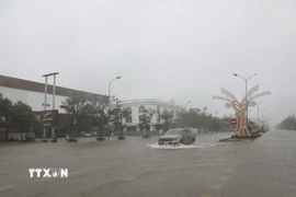 Một tuyến đường ở Nghệ An bị ngập nặng khiến phương tiện giao thông đi lại khó khăn. (Ảnh: Văn Tý/TTXVN)