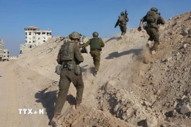 Binh sỹ Israel tiến hành hoạt động quân sự tại Dải Gaza. (Ảnh: THX/TTXVN)