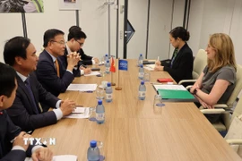 Phó Thủ tướng Lê Thành Long làm việc với Tổng Giám đốc Tổ chức Di cư Quốc tế (IOM) Amy Pope. (Ảnh: Anh Hiển/TTXVN)