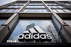 Biểu tượng của hãng sản xuất đồ thể thao Adidas tại công ty ở Berlin, Đức. (Ảnh: AFP/TTXVN)