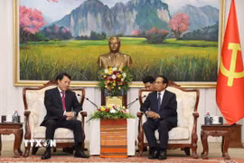 Ủy viên Bộ Chính trị, Thường trực Ban Bí thư, Phó Chủ tịch nước Lào Bounthong Chitmani (phải) tiếp Bộ trưởng Công an Lương Tam Quang. (Ảnh: Xuân Tú/TTXVN)