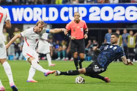 Harry Kane vung chân dứt điểm, nỗ lực tìm kiếm bàn thắng cho tuyển Anh trong cuộc đối đầu với Argentina. (Ảnh: THX/TTXVN phát)