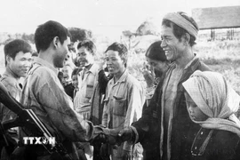 Nhân dân tỉnh Ratanakiri (Campuchia) đón chào các lực lượng vũ trang cách mạng Campuchia và bộ đội tình nguyện Việt Nam về giải phóng phum, sóc. (Ảnh: TTXVN)