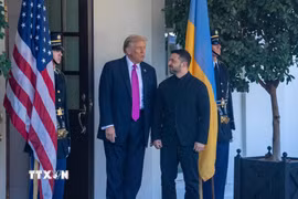 Tổng thống Mỹ Donald Trump (giữa, trái) đón Tổng thống Ukraine Volodymyr Zelensky (giữa, phải) tại Nhà Trắng ở Washington, D.C., ngày 17/10/2025. (Ảnh: THX/TTXVN phát)