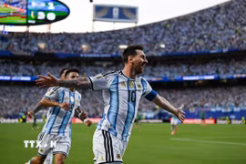 Tiền đạo Lionel Messi ăn mừng sau khi ghi bàn thắng mở tỷ số cho đội tuyển Argentina ở phút 17 trong trận gặp Algeria. (Ảnh: AFP/TTXVN)