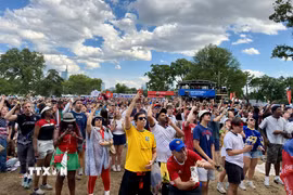 Cổ động viên Mỹ tại FIFA Fan Festival tại Lemon Hill (Philadelphia) ăn mừng chiến thắng 2-0 trước Australia. (Ảnh: Ngọc Quang/TTXVN)