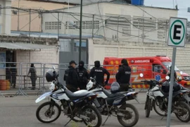 Bên ngoài trại giam. (Ảnh: AFP)