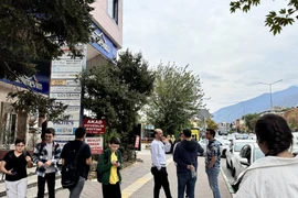 Người dân Thổ Nhĩ Kỳ chạy ra đường sau khi cảm nhận rung chấn do động đất. (Ảnh: AA)