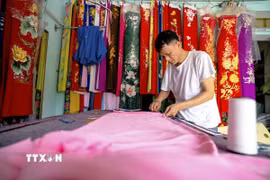 Các thế hệ làng nghề Trạch Xá vẫn miệt mài gìn giữ lối cắt may truyền thống. (Ảnh: Khánh Hòa/TTXVN)