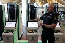 Một cảnh sát Tây Ban Nha giới thiệu hệ thống xuất nhập cảnh để đăng ký sinh trắc học tại sân bay Madrid-Barajas. (Ảnh: Reuters)