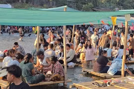 Hàng nghìn người dân Thái Lan và Myanmar tập trung giữa sông Moei. (Ảnh: khaosodenglish)