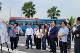 Đại diện Khu Công nghiệp Bắc Tiền Phong giới thiệu về tiềm năng, lợi thế của khu công nghiệp với các doanh nghiệp Hàn Quốc. (Ảnh: Cổng Thông tin Điện tử tỉnh Quảng Ninh)