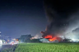 Bắc Giang: Cháy lớn thiêu rụi 1.000m2 nhà xưởng công ty may