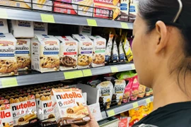 Một phụ nữ xem xét kỹ sản phẩm halal trước khi lựa chọn. (Ảnh minh họa. Đỗ Quyên/TTXVN)