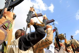 Các tay súng Houthi tại Sanaa, Yemen, ngày 11/3/2025. (Ảnh: THX/TTXVN)