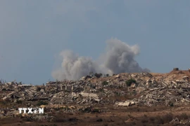 Khói bốc lên sau cuộc không kích của Israel xuống thành phố Gaza ngày 30/9/2025. (Ảnh: THX/TTXVN)