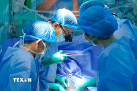 Êkíp ghép tạng Bệnh viện Đại học Y dược Thành phố Hồ Chí Minh tiến hành ghép tim cho bệnh nhi. (Ảnh: TTXVN phát)