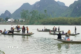 Lực lượng chức năng và người dân địa phương tích cực tìm kiếm nạn nhân mất tích. (Ảnh: TTXVN phát)