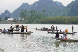 Lực lượng chức năng và người dân địa phương tích cực tìm kiếm nạn nhân mất tích. (Ảnh: TTXVN phát)