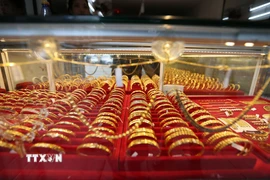 Vàng được bày bán tại cửa hàng kim hoàn ở Yangon, Myanmar. (Ảnh: THX/TTXVN)
