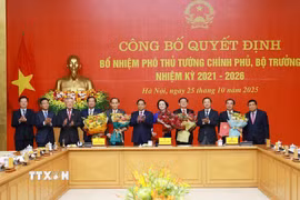 Bí thư Đảng ủy Chính phủ, Thủ tướng Chính phủ Phạm Minh Chính trao quyết định bổ nhiệm Phó Thủ tướng Chính phủ, Bộ trưởng nhiệm kỳ 2021-2026. (Ảnh: Dương Giang/TTXVN)