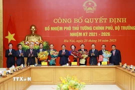 Bí thư Đảng ủy Chính phủ, Thủ tướng Chính phủ Phạm Minh Chính trao quyết định bổ nhiệm Phó Thủ tướng Chính phủ, Bộ trưởng nhiệm kỳ 2021-2026. (Ảnh: Dương Giang/TTXVN)