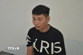 Đối tượng Bàn Văn Vỹ (sinh năm 1996, trú tại xã Lục Sơn, tỉnh Bắc Ninh) tại cơ quan công an. (Ảnh: TTXVN phát)