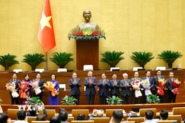 Tổng Bí thư Tô Lâm, Thủ tướng Phạm Minh Chính, Chủ tịch Quốc hội Trần Thanh Mẫn và các đồng chí lãnh đạo Đảng, Nhà nước tặng hoa chúc mừng các Phó Thủ tướng, Bộ trưởng và các Chủ nhiệm Ủy ban của Quốc hội. (Ảnh: Doãn Tấn/TTXVN)