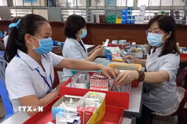 Nhân viên y tế chuẩn bị thuốc để cấp cho bệnh nhân. (Ảnh: Xuân Triệu/TTXVN)