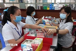 Nhân viên y tế chuẩn bị thuốc để cấp cho bệnh nhân. (Ảnh: Xuân Triệu/TTXVN)