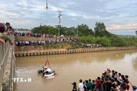 Lực lượng cứu nạn, cứu hộ tích cực tìm kiếm các nạn nhân mất tích trên sông Cụt, xã Vạn An, tỉnh Nghệ An sau vụ tai nạn. (Ảnh: TTXVN phát)
