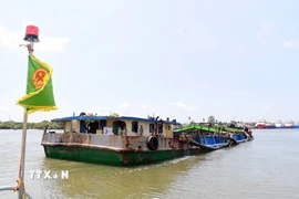 Dẫn giải tàu LA-04509 về cảng của Hải đoàn ở phường Phước Thắng (Thành phố Hồ Chí Minh) để tiếp tục làm rõ. (Ảnh: TTXVN phát)