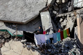 Người dân tại trại tị nạn ở Gaza. (Ảnh: THX/TTXVN)