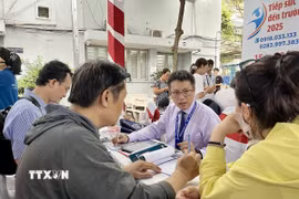 Các chuyên gia trao đổi, giải đáp thắc mắc về tuyển sinh, chọn ngành cho phụ huynh và học sinh. (Ảnh: Thu Hoài/TTXVN)
