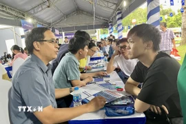 Thí sinh tìm hiểu thông tin tuyển sinh tại gian hàng của các trường. (Ảnh: Thu Hoài/TTXVN)