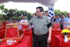 Thủ tướng Phạm Minh Chính tiễn đưa các liệt sỹ quân tình nguyện, chuyên gia Việt Nam tại Nghĩa trang Liệt sỹ Dốc Bà Đắc (tỉnh An Giang). (Ảnh: Dương Giang/TTXVN)