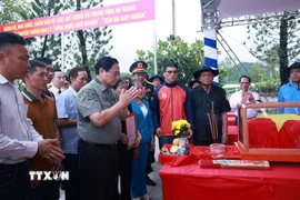 Thủ tướng Phạm Minh Chính thắp hương tiễn đưa liệt sỹ quân tình nguyện, chuyên gia Việt Nam. (Ảnh: Dương Giang/TTXVN)