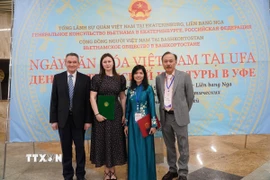 Tổng lãnh sự Nguyễn Mai Hường (thứ 2 từ phải sang) chụp ảnh lưu niệm với Chủ tịch Hội người Việt tại Upha Nguyễn Tiến Đức (phải) và đại diện chính quyền Cộng hòa Bashkortostan. (Ảnh: Tâm Hằng/TTXVN)