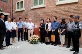 Tổng Lãnh sự Lê Đức Hạnh ôn lại những kỷ niệm về năm tháng hoạt động cách mạng và chủ trì Hội nghị thành lập Đảng Cộng sản Việt Nam của Chủ tịch Hồ Chí Minh tại Hong Kong. (Ảnh: Xuân Vịnh/TTXVN)