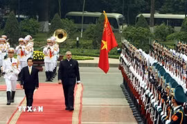 Chủ tịch nước Nguyễn Minh Triết chủ trì lễ đón Tổng thống Paraguay Fernando Lugo Mendez thăm chính thức Việt Nam (9/3/2011). (Ảnh: TTXVN)