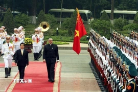 Chủ tịch nước Nguyễn Minh Triết chủ trì lễ đón Tổng thống Paraguay Fernando Lugo Mendez thăm chính thức Việt Nam (9/3/2011). (Ảnh: TTXVN)