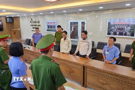 Lực lượng Công an đọc quyết định khởi tố vụ án, khởi tố bị can. (Ảnh: TTXVN phát)
