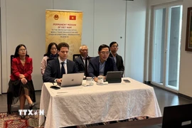 Tham tán Công sứ Phạm Quang Huy cùng ông Andrey Eydlin. (Ảnh: TTXVN phát)