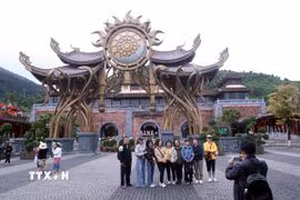 Khách du lịch đến tham quan chụp ảnh tại Khu du lịch Bà Nà Hills (Đà Nẵng). (Ảnh: Trần Lê Lâm/TTXVN)