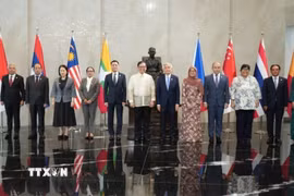 Thứ trưởng Ngoại giao Đặng Hoàng Giang (thứ năm, từ trái sang), Trưởng SOM ASEAN-Việt Nam, tham dự Hội nghị. (Ảnh: TTXVN phát)