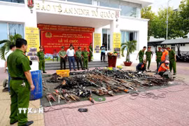 Công an tỉnh Bình Thuận tổ chức tiêu hủy các loại vũ khí, công cụ hỗ trợ và pháo. (Ảnh: TTXVN phát)