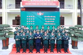 Bộ trưởng Bộ Quốc phòng hai nước cùng các đại biểu thăm Đồn Biên phòng Cửa khẩu Quốc tế Hữu Nghị (Ảnh: báo Biên phòng)