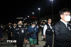 Các công dân Hàn Quốc liên quan hoạt động lừa đảo sử dụng công nghệ được bàn giao tại sân bay quốc tế ở thủ đô Phnom Penh, Vương quốc Campuchia, tối 17/10/2025. (Ảnh: AKP/TTXVN phát)