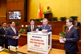 Tổng Bí thư Tô Lâm, Chủ tịch nước Lương Cường, Thủ tướng Phạm Minh Chính, Chủ tịch Quốc hội Trần Thanh Mẫn và đại biểu Quốc hội ủng hộ đồng bào khắc phục hậu quả bão lũ. (Ảnh: Doãn Tấn/TTXVN)